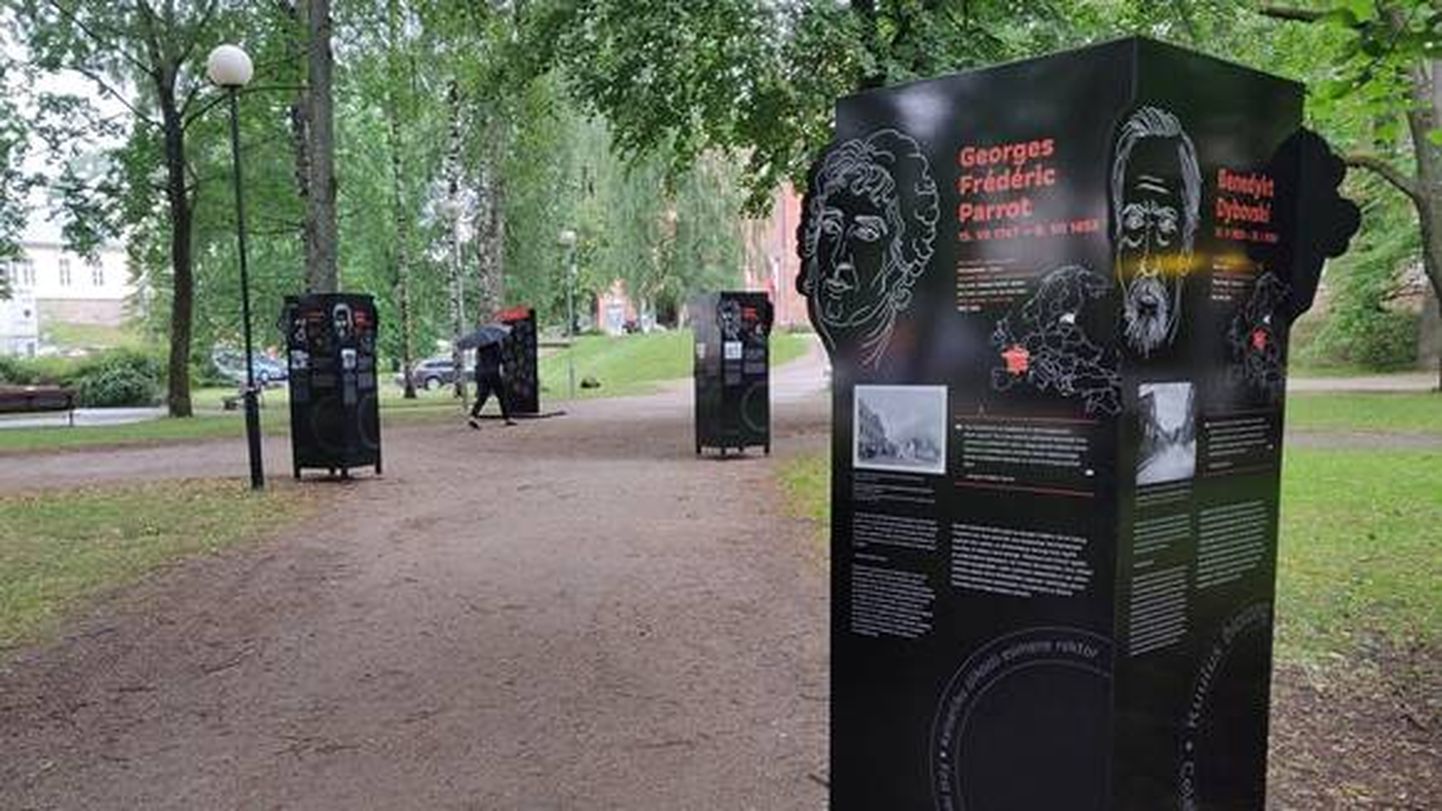 Näituse «Kultuuride kohtumispaik – Tartu» stendid Toomemäel. Stendid jäävad Tartu ülikooli muuseumi ja Inglisilla vahelisele alale kuni 31. oktoobrini jutustama lugusid kunagistest suurkujudest.