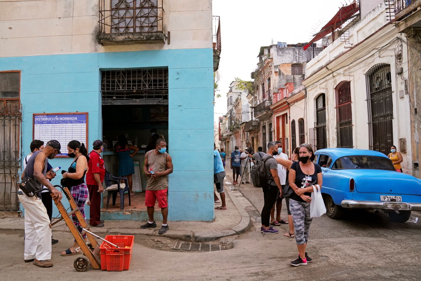 Inimesed ootamas Havannas toiduabi.