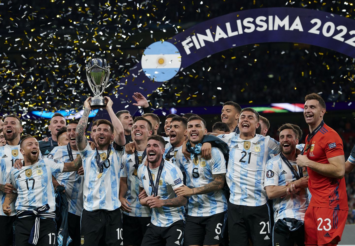 Argentina võitis Finalissima 2022. Esireas vasakult teine on koos karikaga koondise kapten Lionel Messi.