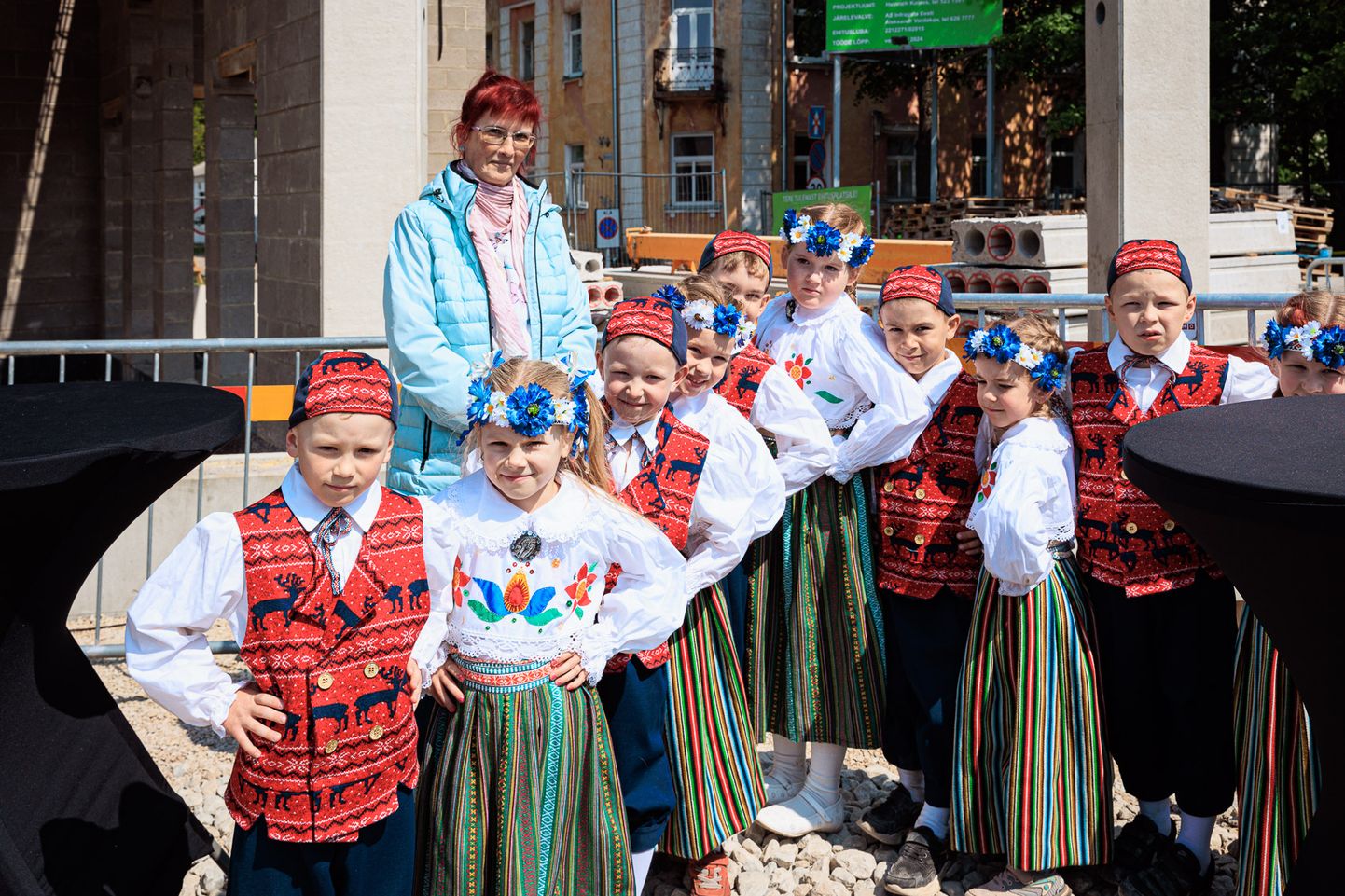 Дети участвовали в церемонии закладки краеугольного камня на стройплощадке нарвского детского сада "Punamütsike" 1 июня 2023 года.