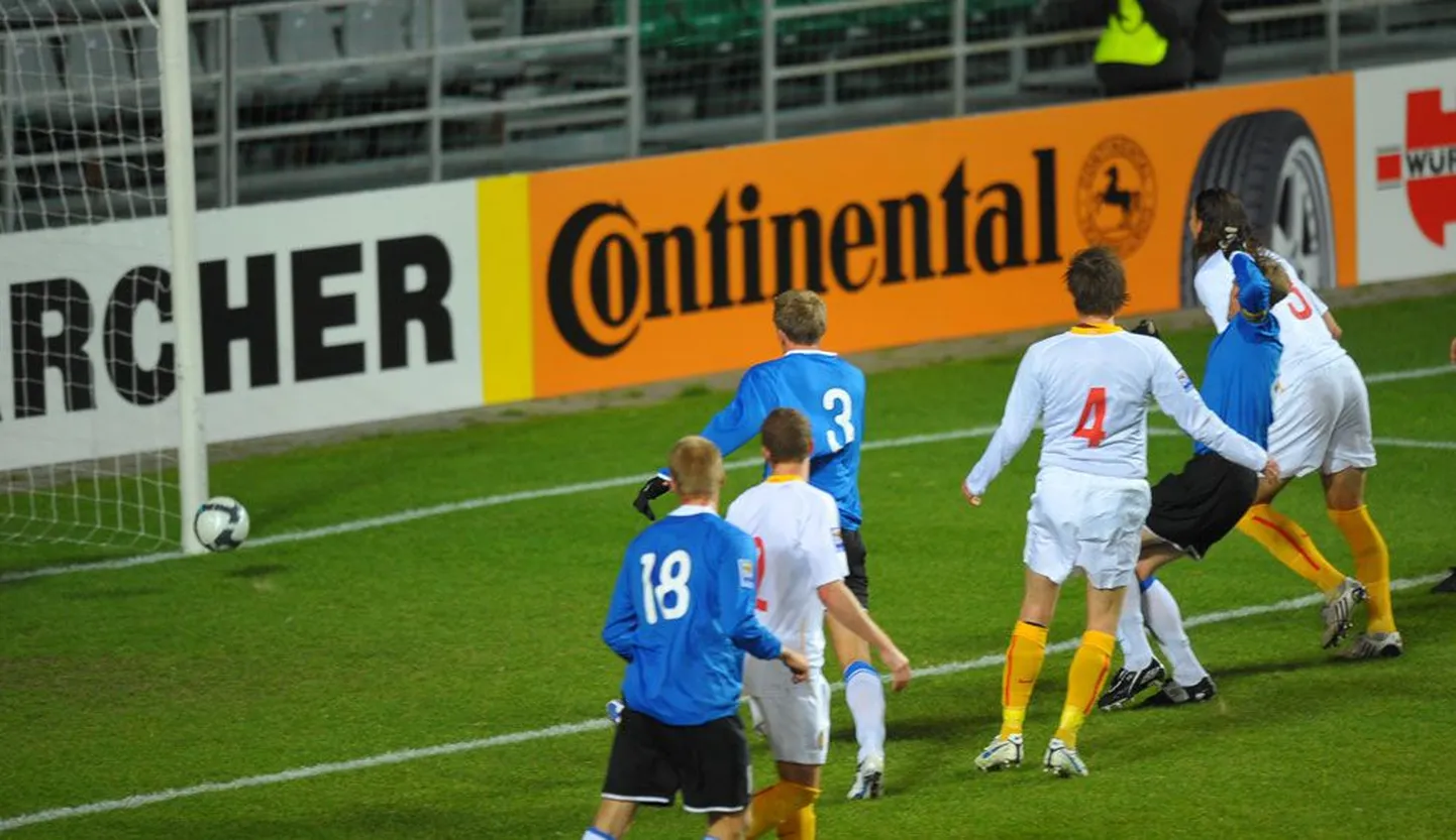 Vigastusest räsitud Raio Piiroja (paremal sinises) saatis esimese palli Belgia väravasse.