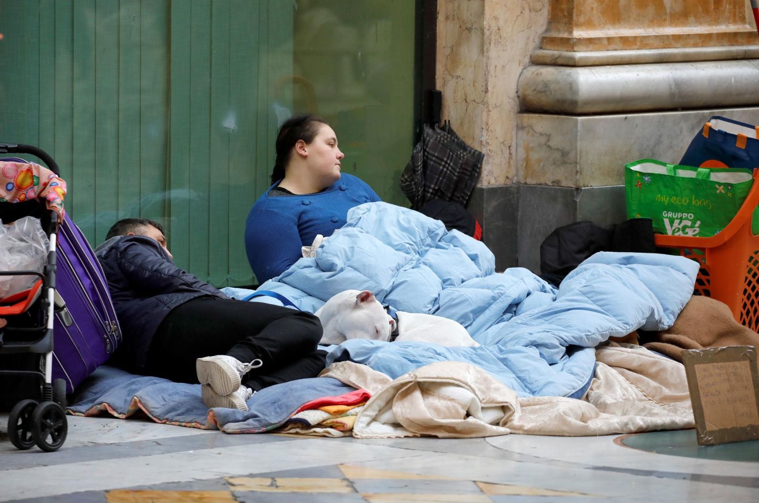 Kodutud inimesed Napoli tänaval. 