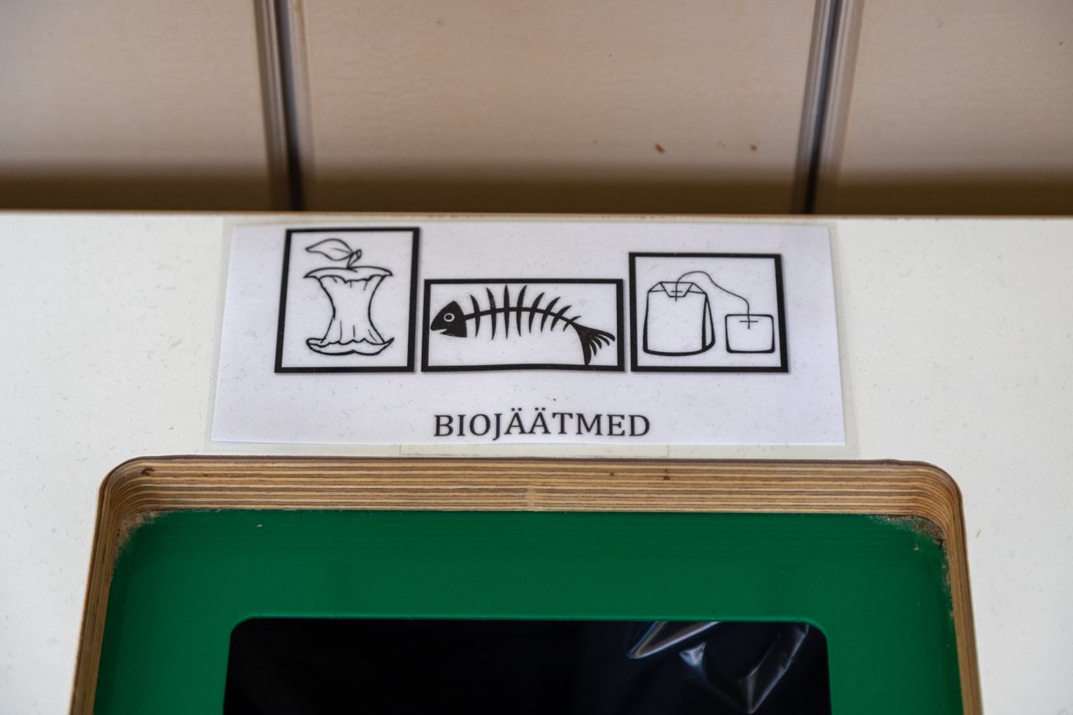 Kasuta kodus biojäätmeid kogudes eraldi ämbrit või muud spetsiaalset anumat.