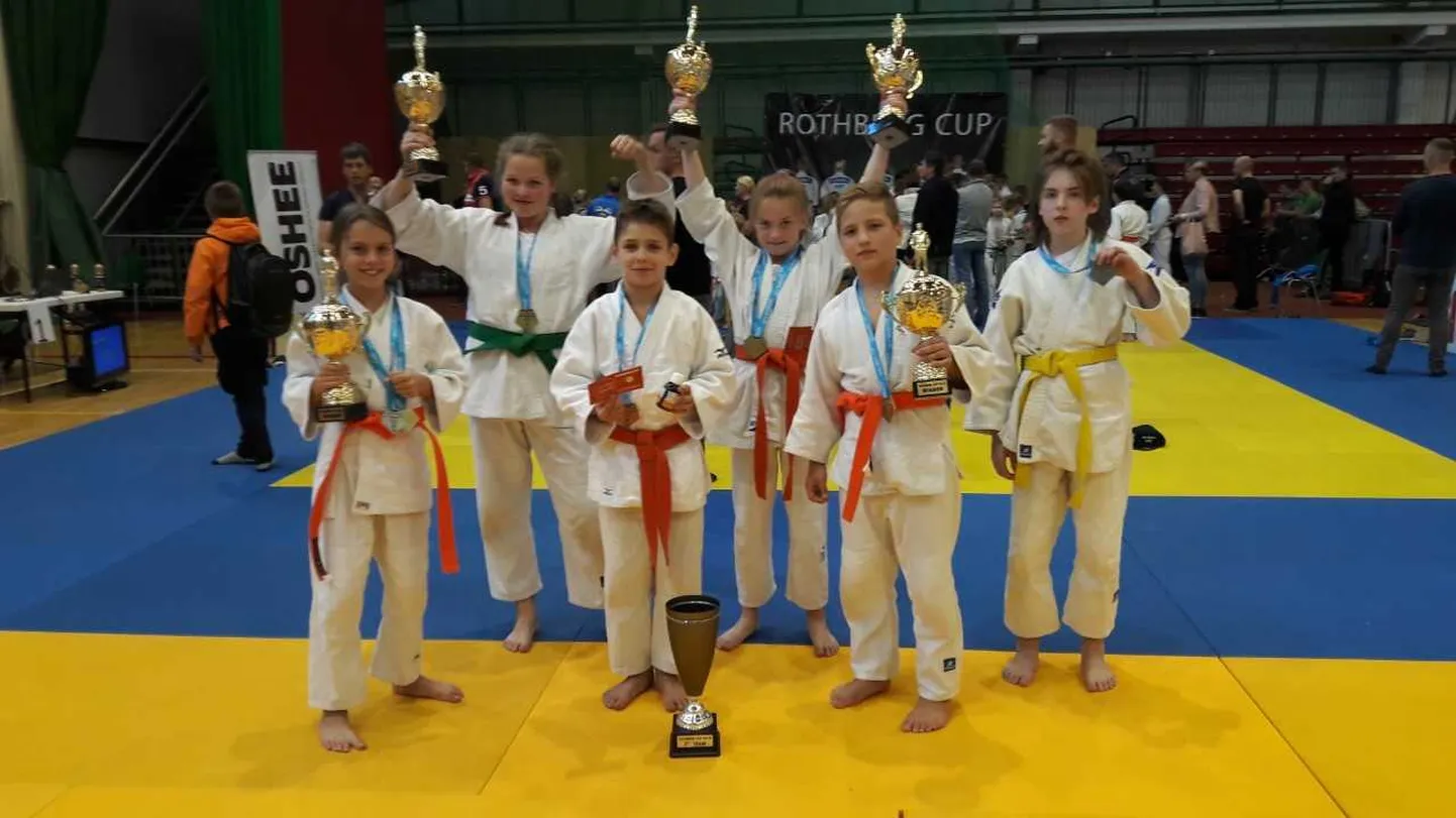 Edukad Pärnu judoklubi Samurai noorsportlased Rothberg Cupil pildil vasakult: Johanna Maria Potter, Arnika Ojala, Kerdon Laubert, Marianne Tornijainen, Tair Tiitus ja Paula Kesküla.