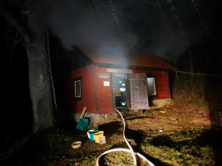 Kui kohalikud inimesed suutsid veega tule levikule piiri panna, siis päästjad kustutasid põlengu lõplikult.