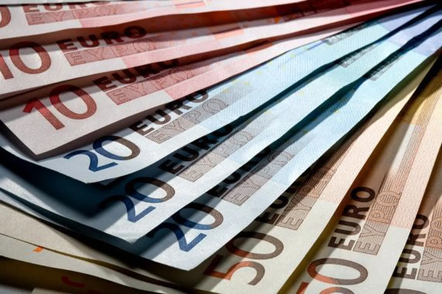 Ärimees unustas avalikku käimlasse 10 000 eurot