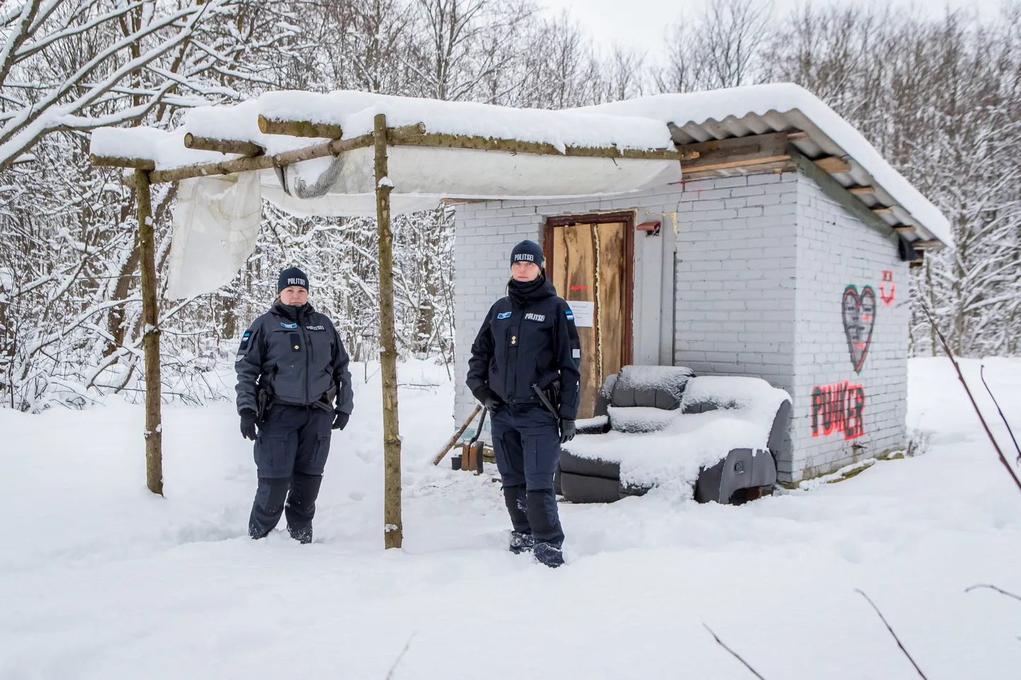 PUNKER VÕI KULTUURIMAJA? Kuressaare noorsoopolitseinik Kaisa Nurm ja piirkonnapolitseinik Anneli Tiik näitasid eile paika, kuhu Leisi noored meeleolukalt aega veetma kogunevad.