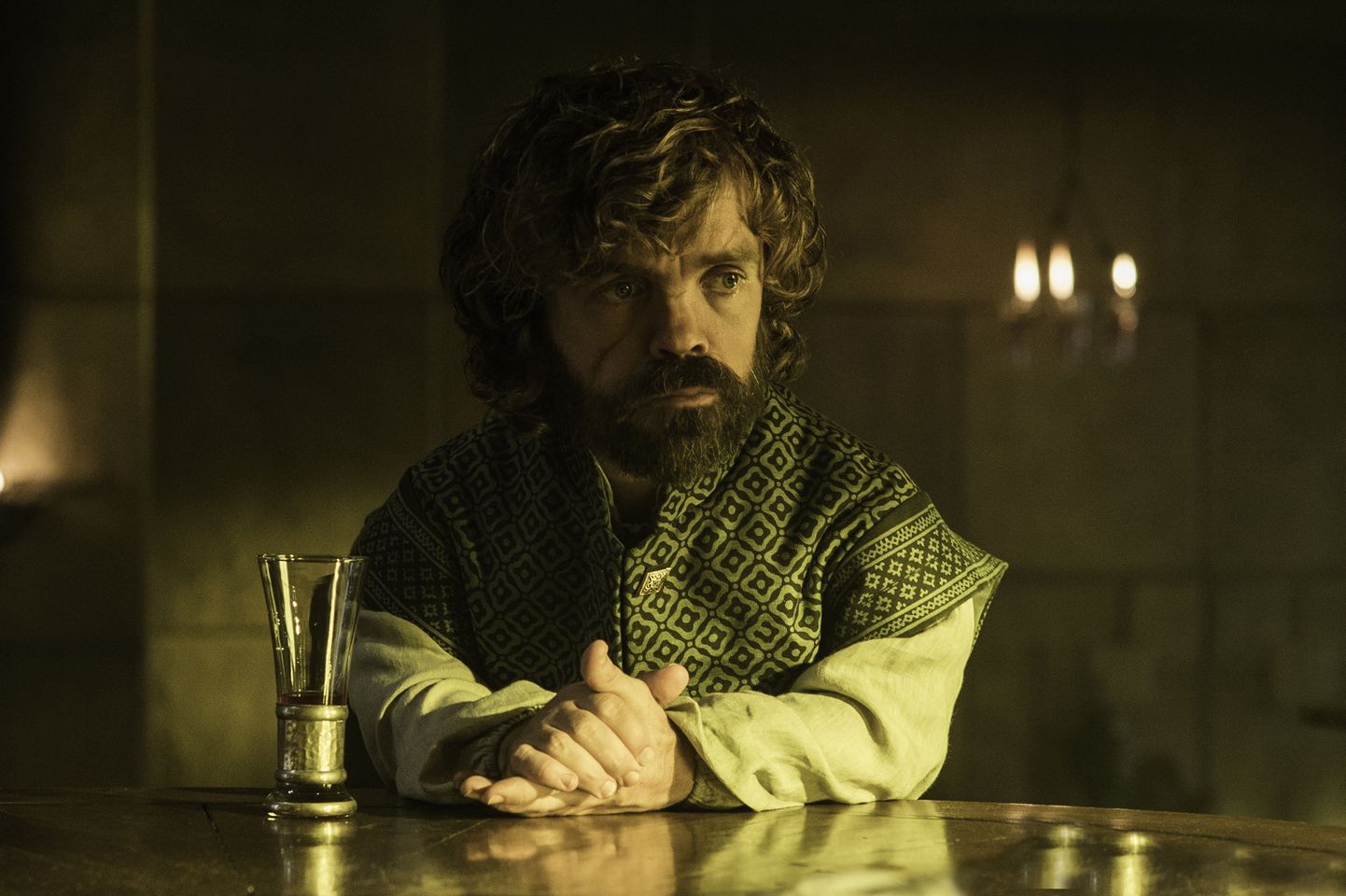 Peter Dinklage kehastamas Tyrion Lannisteri, kes on tuntud oma nutikuse ja teravate ütlemiste poolest.