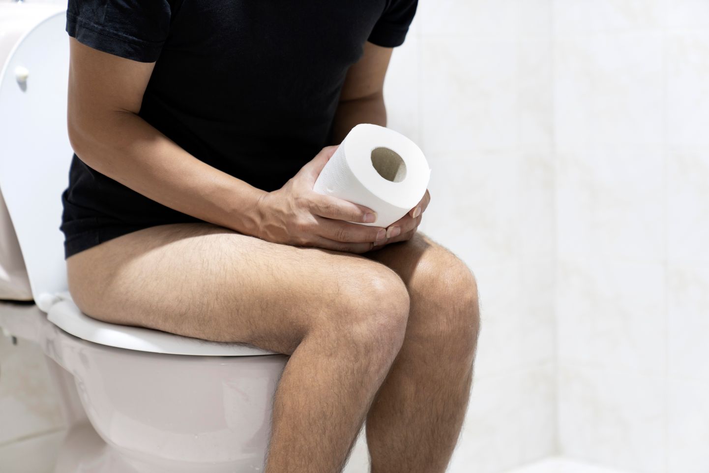 Põiepõletiku peamine sümptom on pakiline ja sage urineerimisvajadus.
