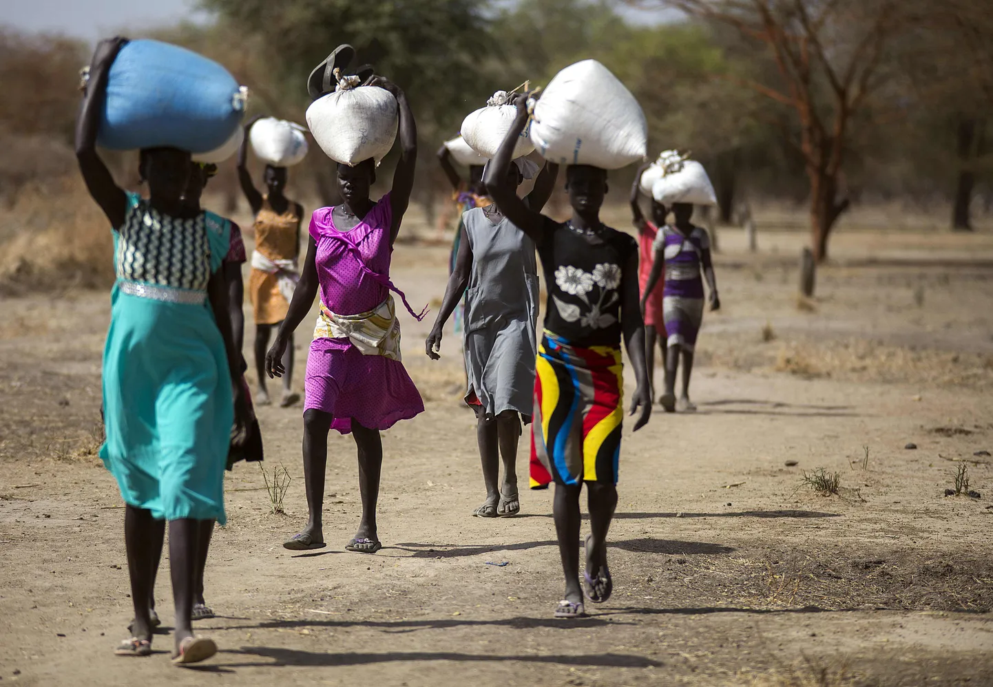 Lõuna-Sudaan. Naised kannavad abikeskusest toitu koju.
