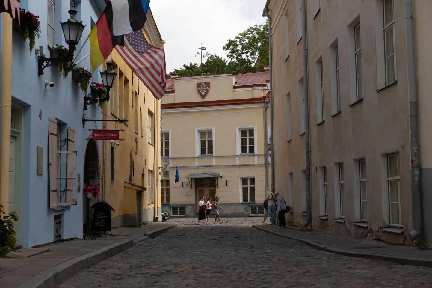 Kunagi ulatus Pühavaimu tänav mereni, kuid 13. sajandil ehitatud kloostrid panid tee kinni. Praegu asub kunagiste kloostrite kohal Vanalinna Hariduskolleegiumi (VHK) gümnaasiumimaja (Vene tänav 22).