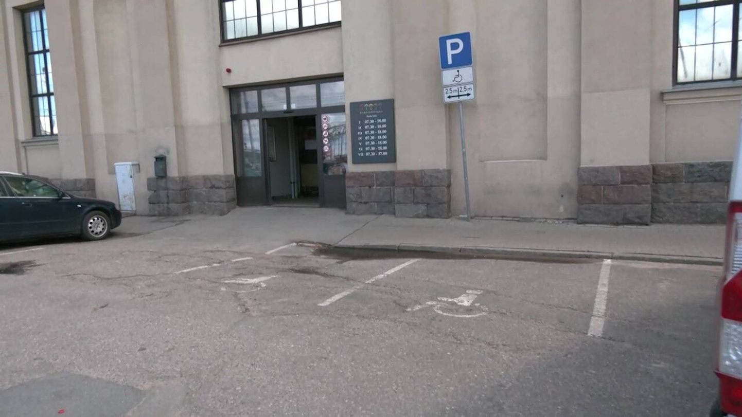 Рижан удивили правила парковки у Центрального рынка - оштрафованы водители с удостоверением об инвалидности