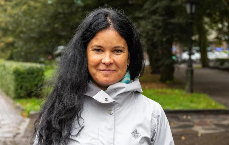 Kristel Uibopuu (klienditeenindaja prillipoes).