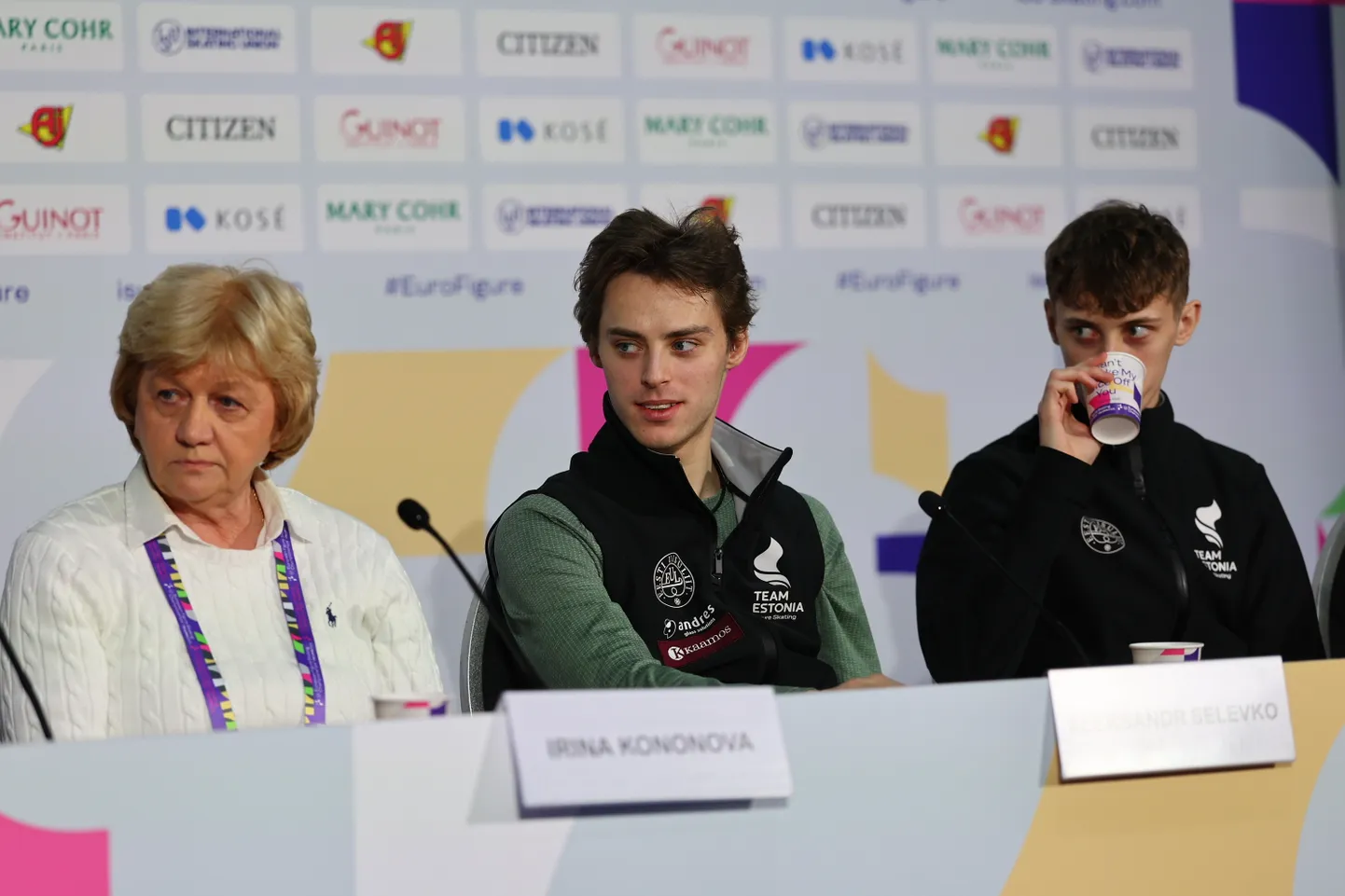 Treener Irina Kononova koos õpilaste Aleksandr ja Mihhail Selevkoga.