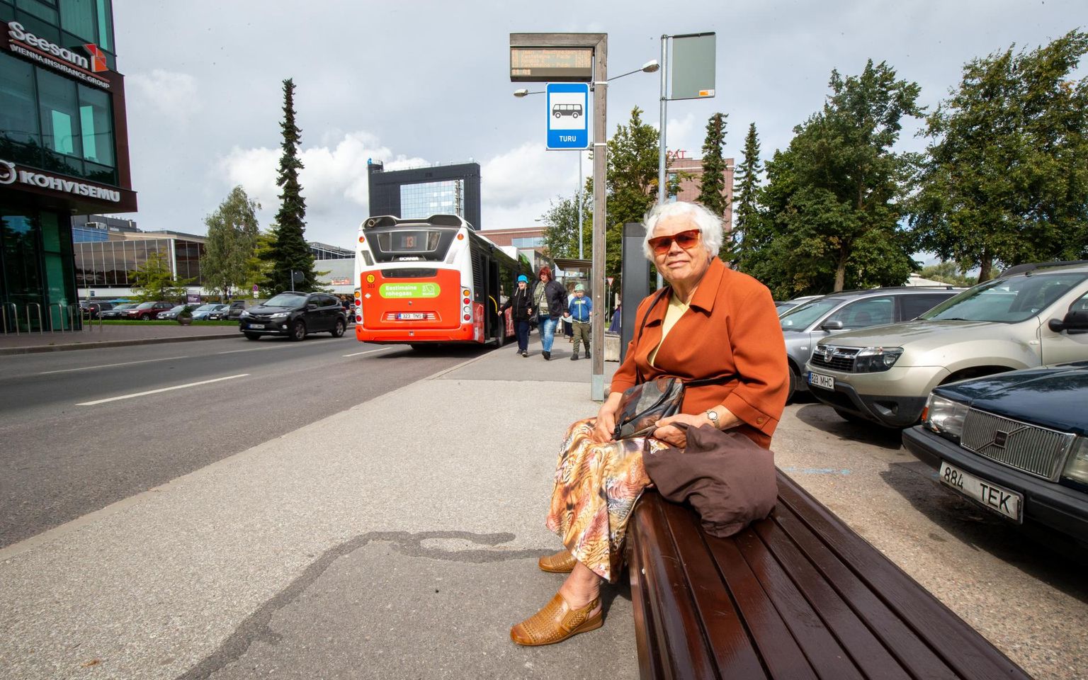 Pensionär Aleksadra Derina ootas pärast teisipäevast turulkäiku koju saamiseks bussi number 25, mis käib enam-vähem kord tunnis.