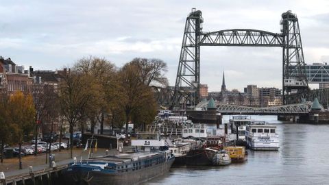 Ради Джеффа Безоса разберут исторический мост в Роттердаме. Под ним не проходит его новая роскошная яхта
