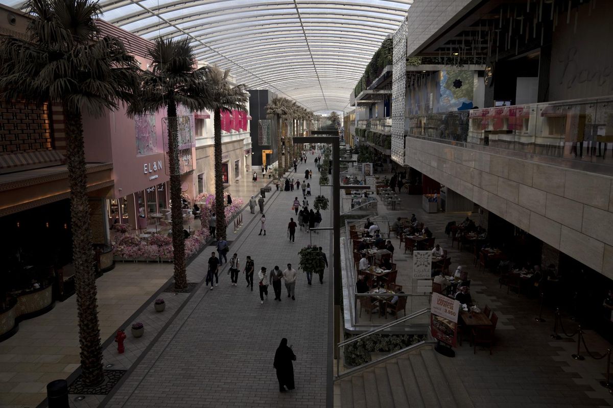 Al-Kuwaytis asuv Avenue Mall oma rohkem kui 800 poega on üks maailma suurimaid ostukeskusi.