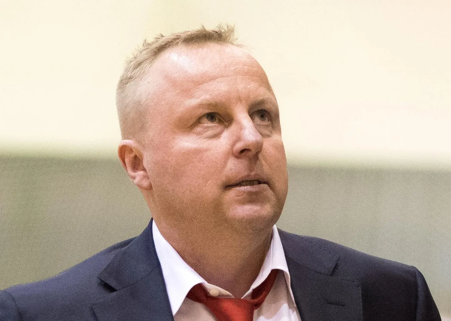 Aivar Kuusmaa vaatab maja kõrget hinda.
