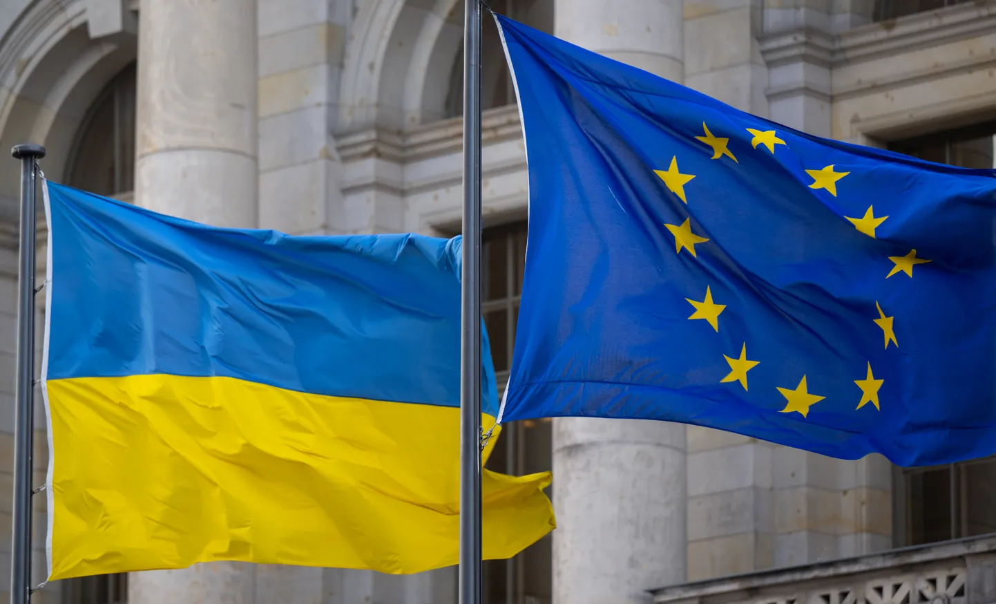 Euroopa Liidu ja Ukraina lipud lehvimas.