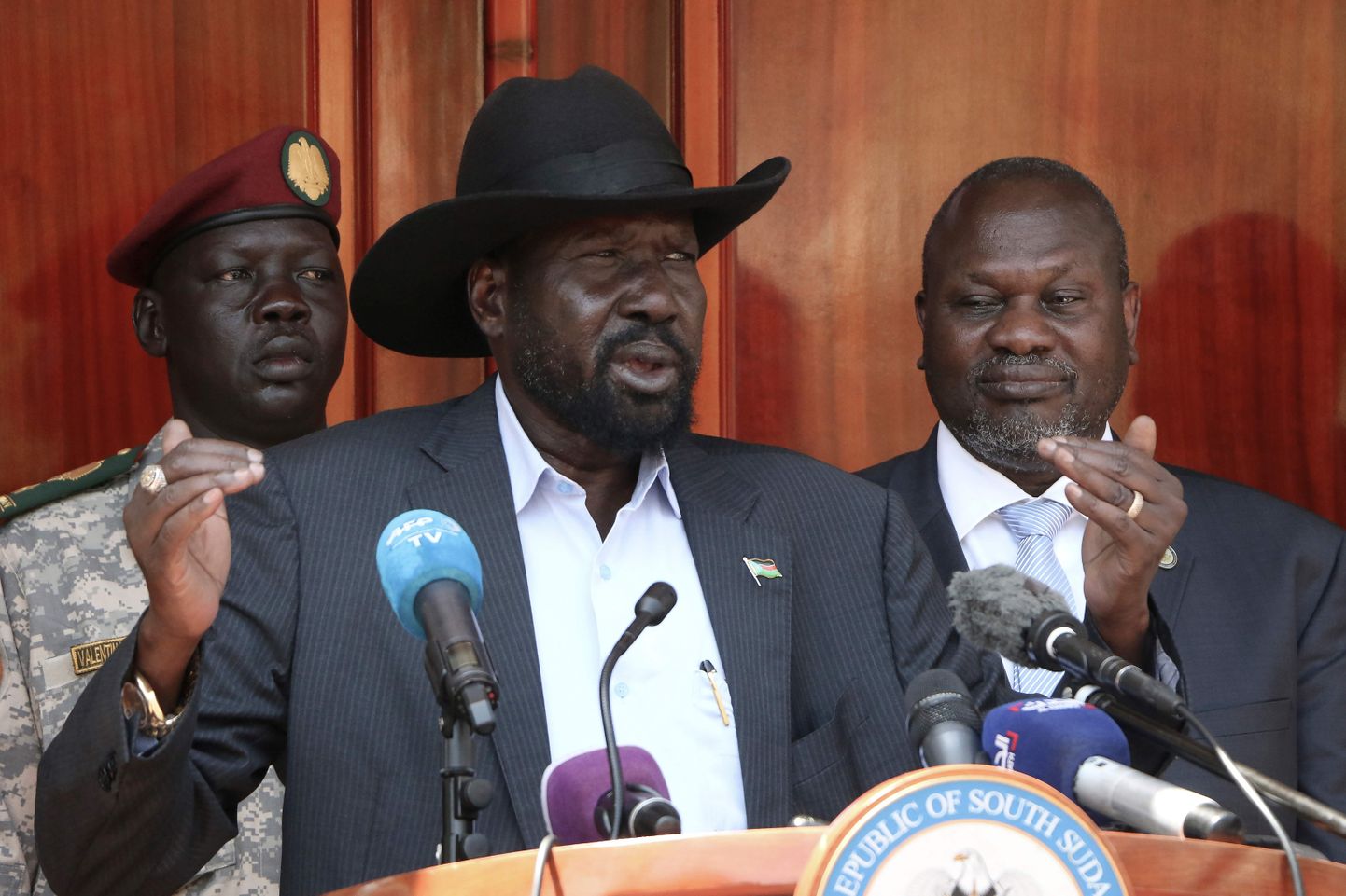 Lõuna-Sudaani president Salva Kiir (kaabuga) ja mässuliste liider Riek Machar (paremal).