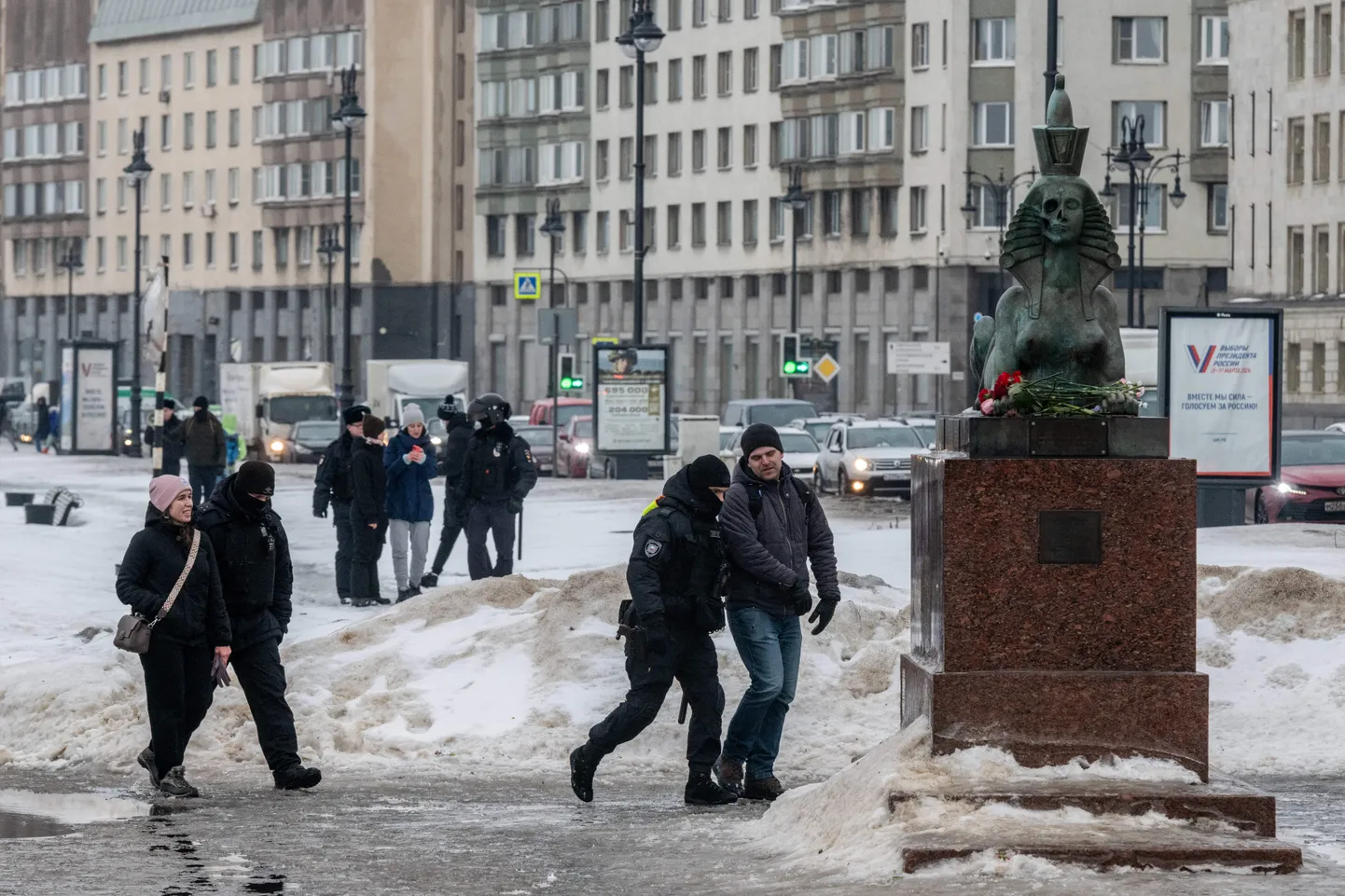 Vene politsei Peterburis poliitiliste repressioonide ohvrite mälestusmärgi juurde lilli asetanud meest vahistamas.