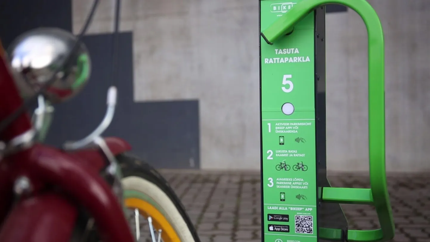 Lääne-Viru maakonna esimene jalgratta-nutiparkla Rakvere Põhjakeskuse juures on hõlpsasti leitav rohelist värvi parkimismasinate järgi.