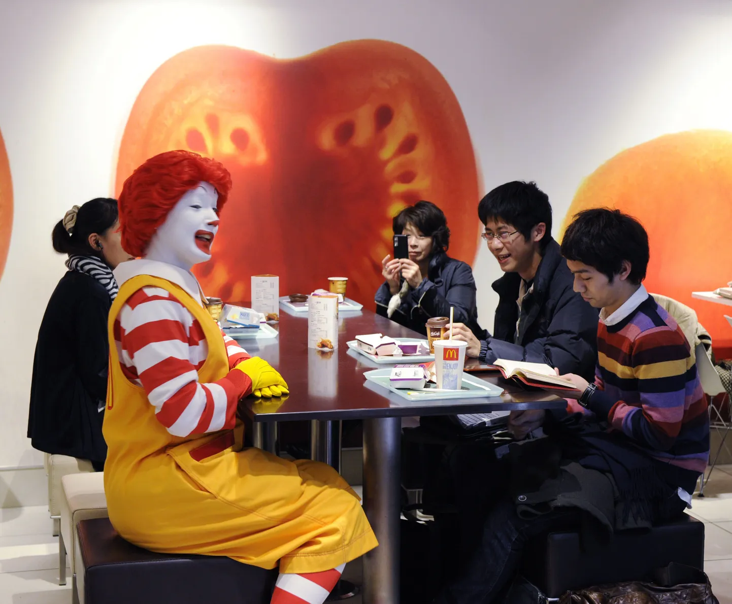 Ronald McDonald McDonald'si külastajatega juttu ajamas.