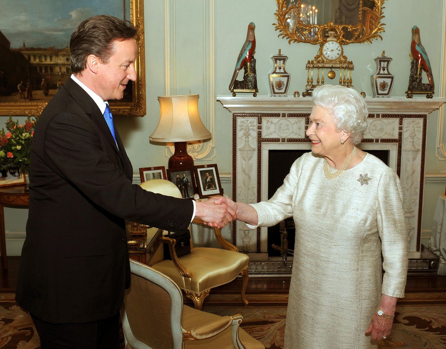 Kuninganna Elizabeth II tervitab  Suurbritannia uut peaministrit David Cameroni.