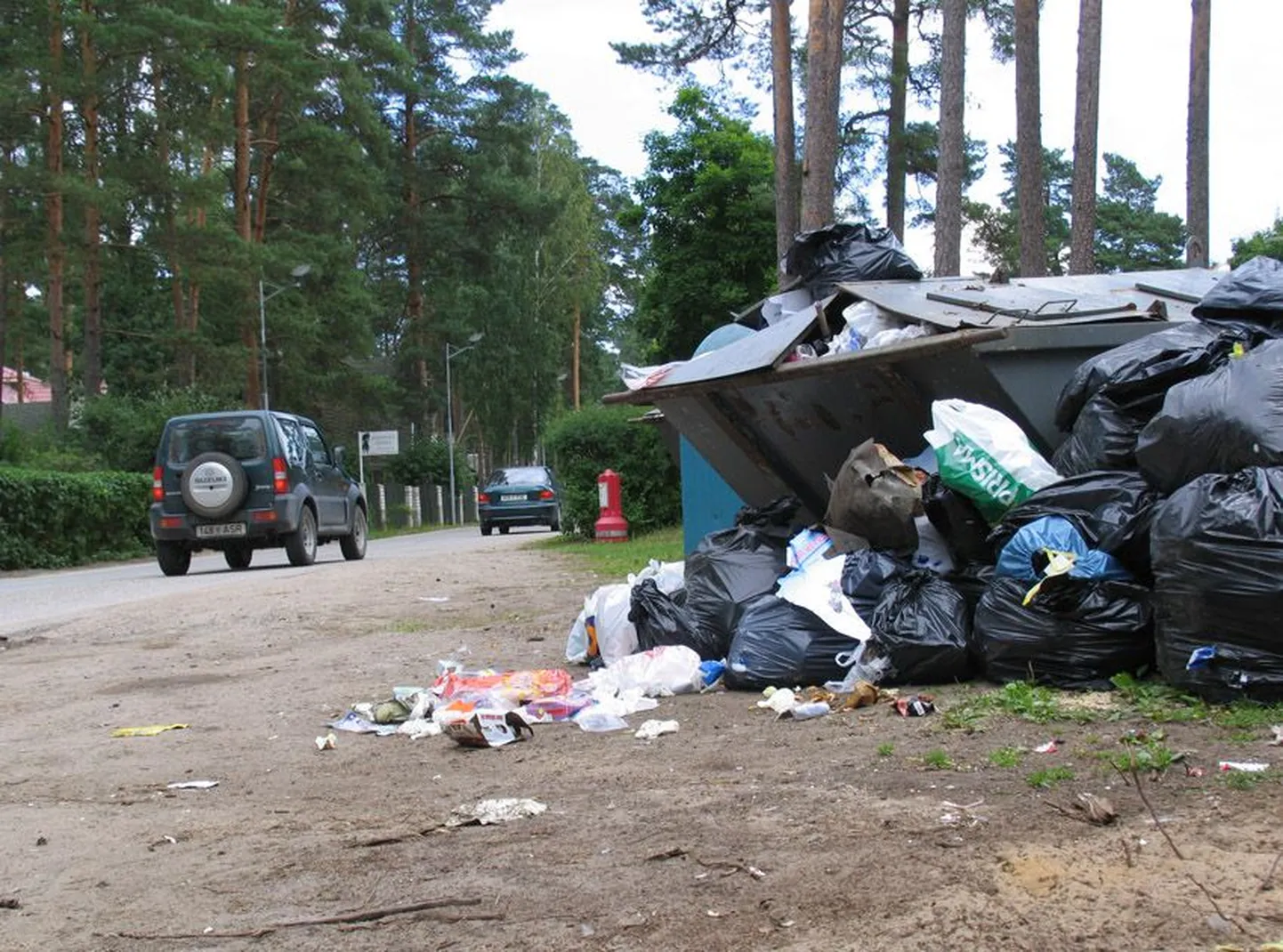 Võsu prügikonteinereid uputavad suvitajate olmejäätmed.