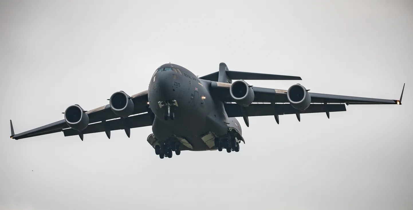 Ühendkuningriigi õhuväe transpordilennuk C-17 maandumas mullu suvel Brize Nortoni baasis Oxfordshire'is.