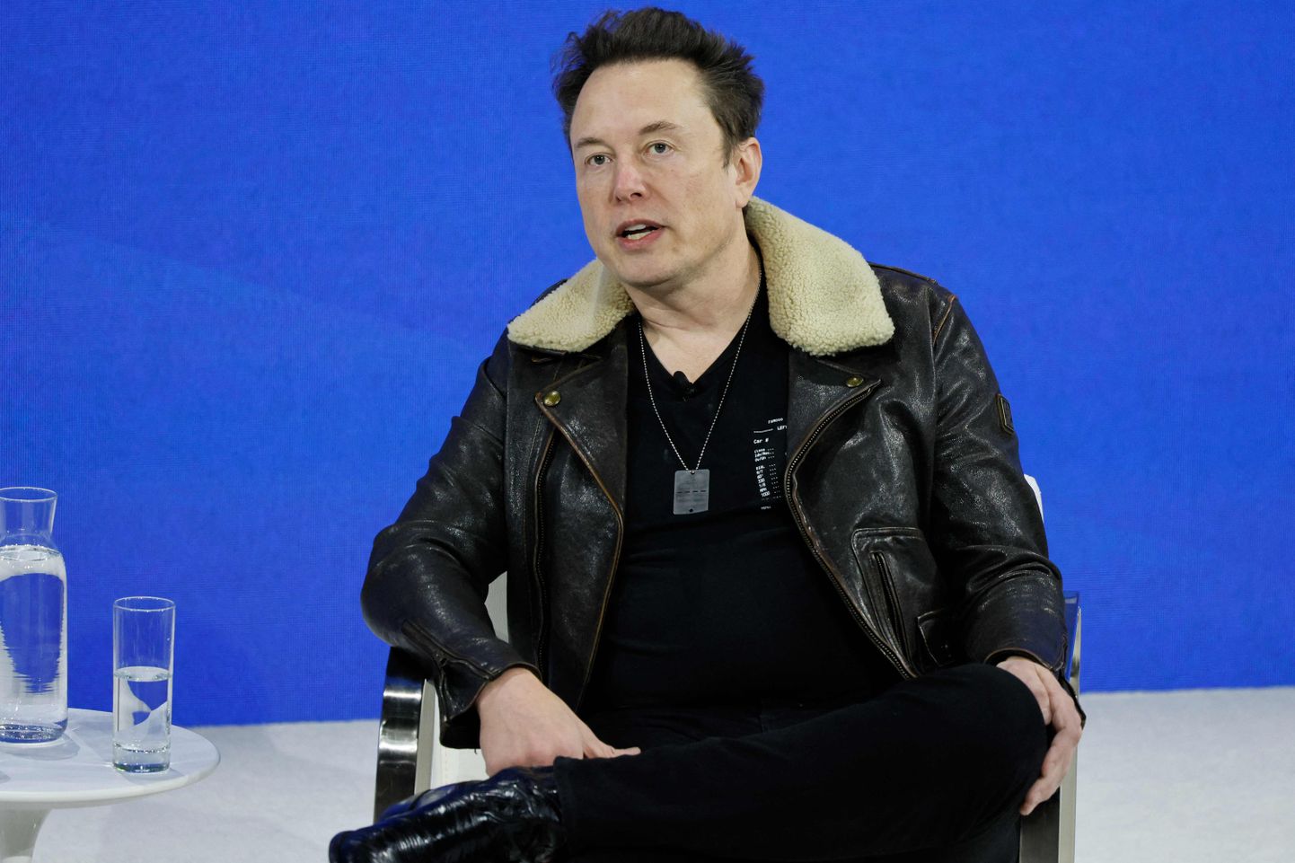 Elon Musk kõnelemas New York Timesi iga-aastasel DealBooki konverentsil.