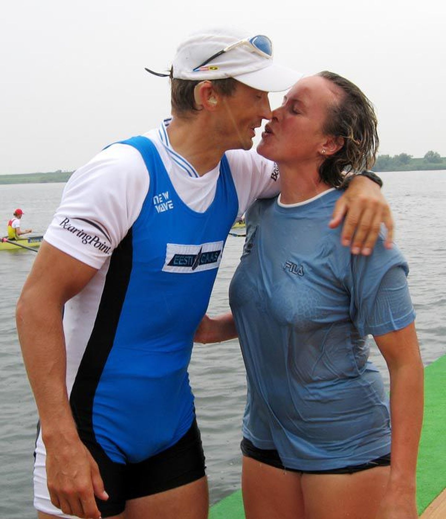 Võitnud paatkonna treener visatakse vette ja nii läks Gifus ka Tatjana Jaansoniga. Soojast veest tulnud, ootas teda neljanda MM-medali teeninud abikaasa Jüri soe suudlus.