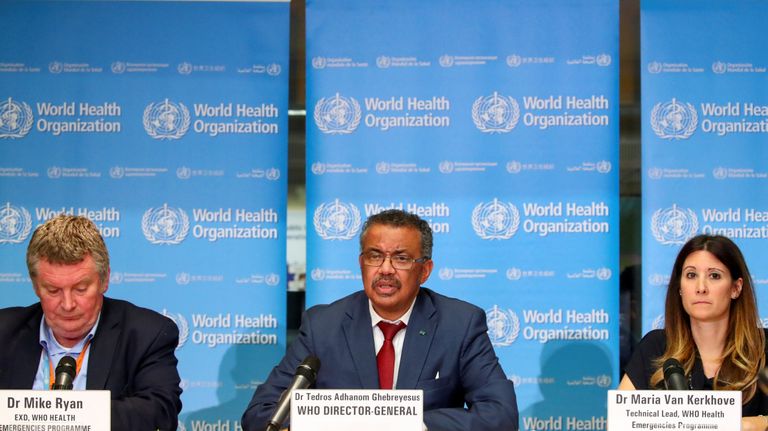 Maailma Terviseorganisatsiooni (WHO) koroonaviiruse teemaline pressikonverents 6. veebruaril 2020. Keskel WHO juht Tedros Adhanom Ghebreyesus.