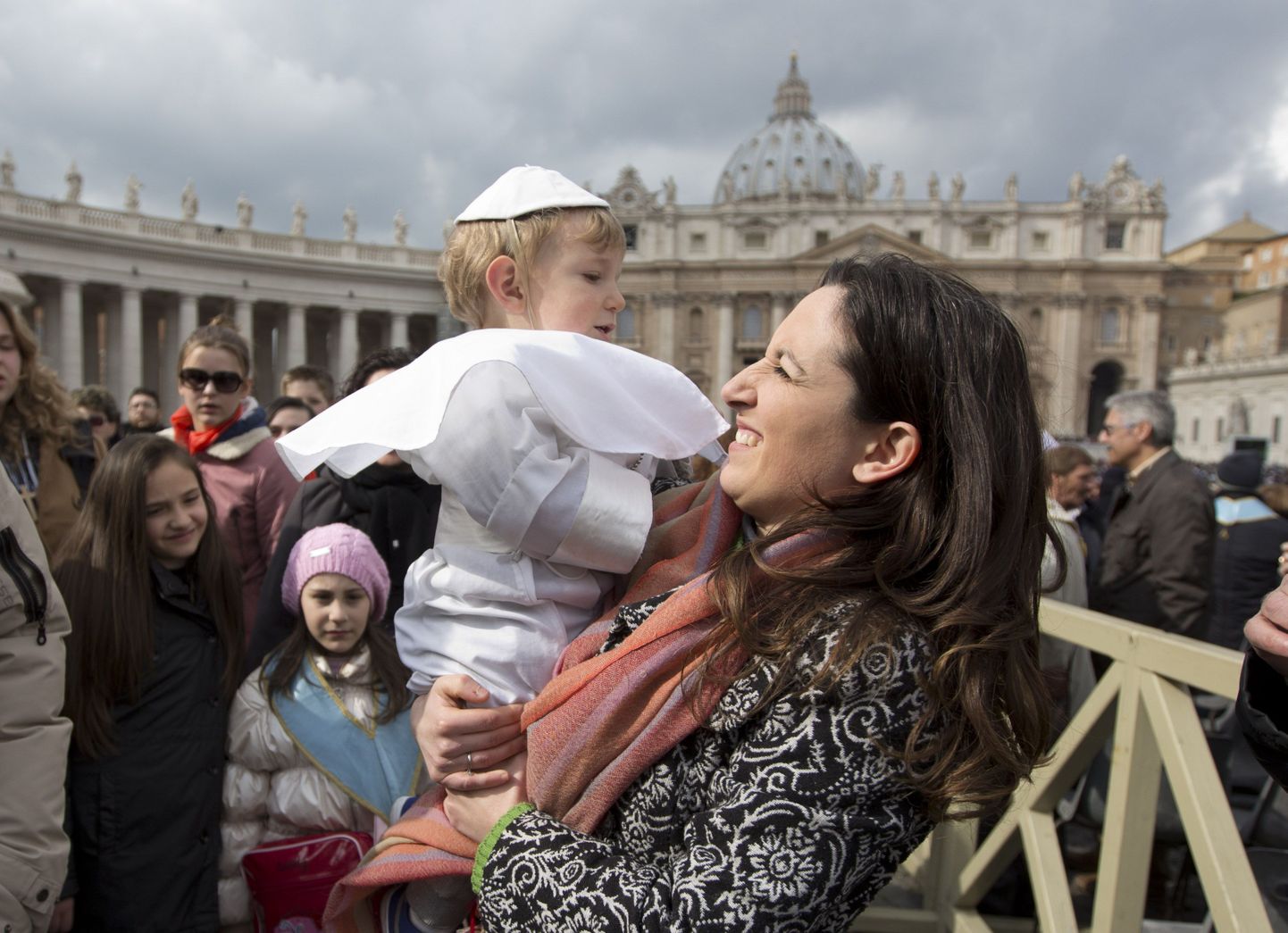 Paola Ciabattini naeratab Roomas Püha Peetruse väljakul oma 19-kuulisele paavstikostüümis pojale Danielele.