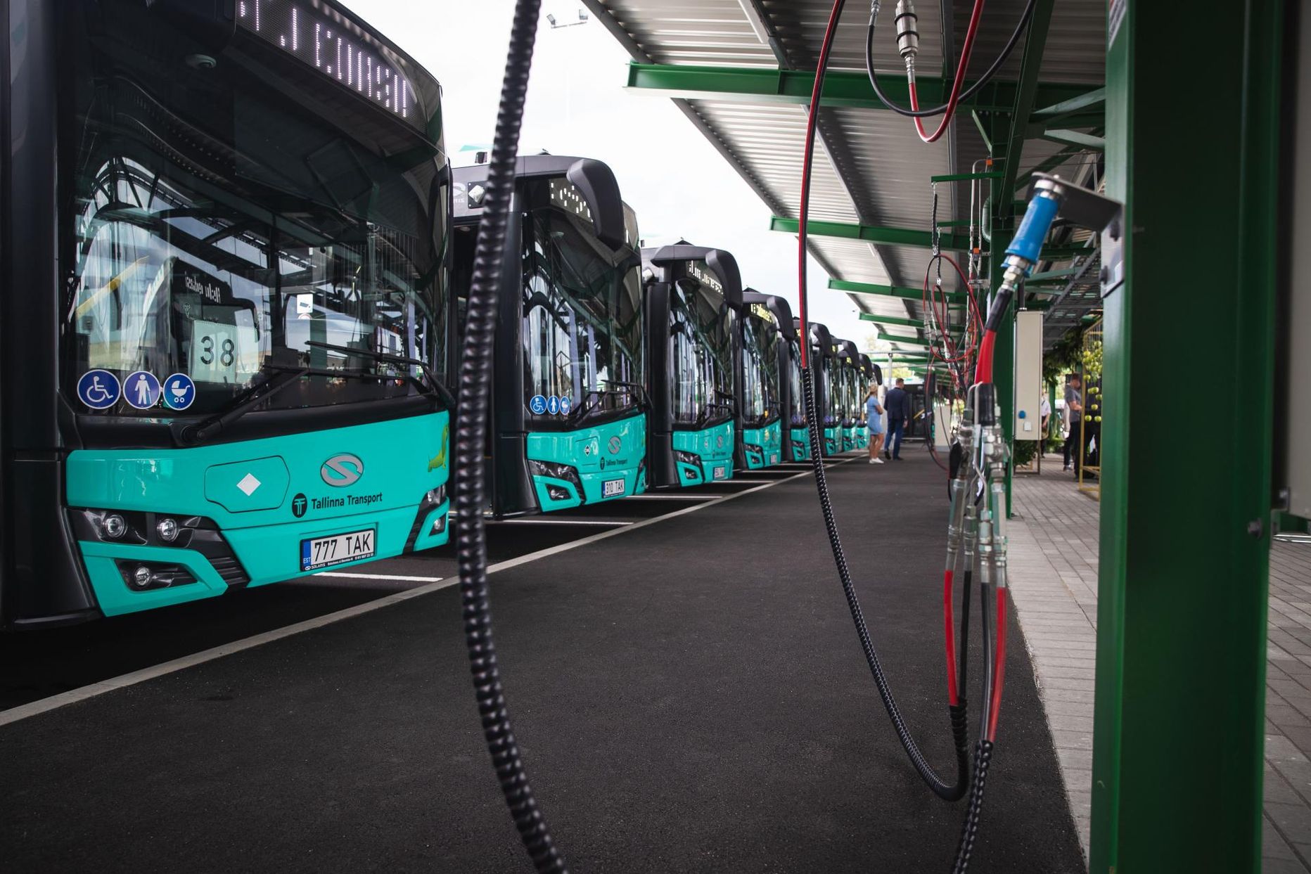 Газовые автобусы Таллиннского городского транспорта на заправочной станции сжатого газа.