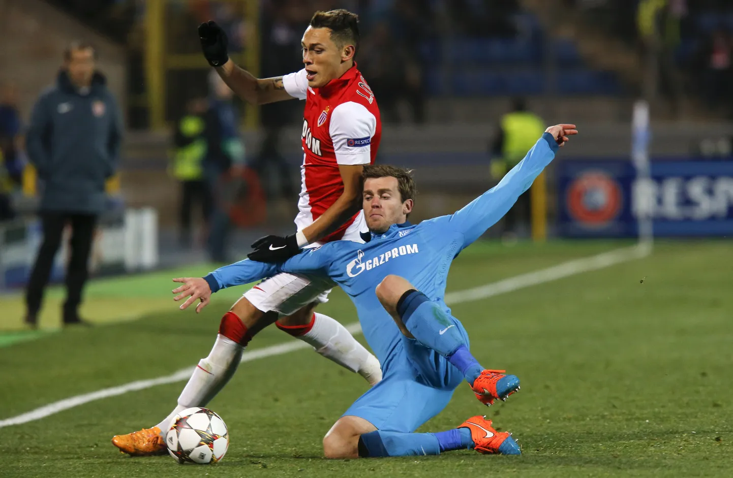 Николас Ломбертс (в голубой форме) в матче против "Монако".