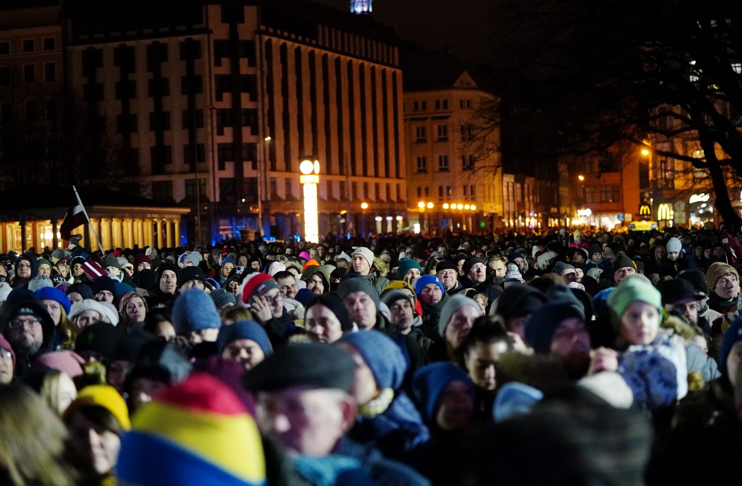 Par godu Latvijas Republikas proklamēšanas 105. gadadienai cilvēki sapulcējušies uz svētku koncertu "Tautas balsis dziesmās" pie Brīvības piemineļa.