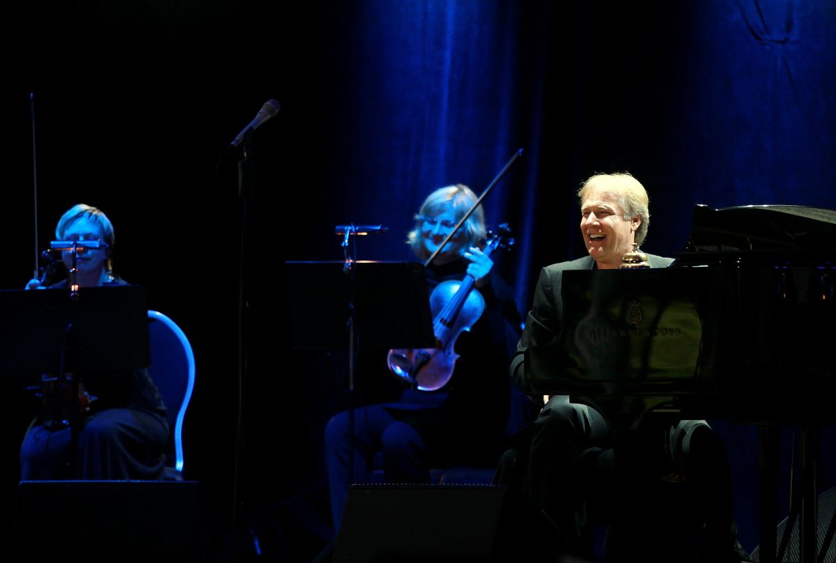 Franču pianists Ričards Klaidermans un Liepājas Simfoniskā orķestra stīgu grupa uzstājas Dzintaru koncertzālē 2015. gadā.