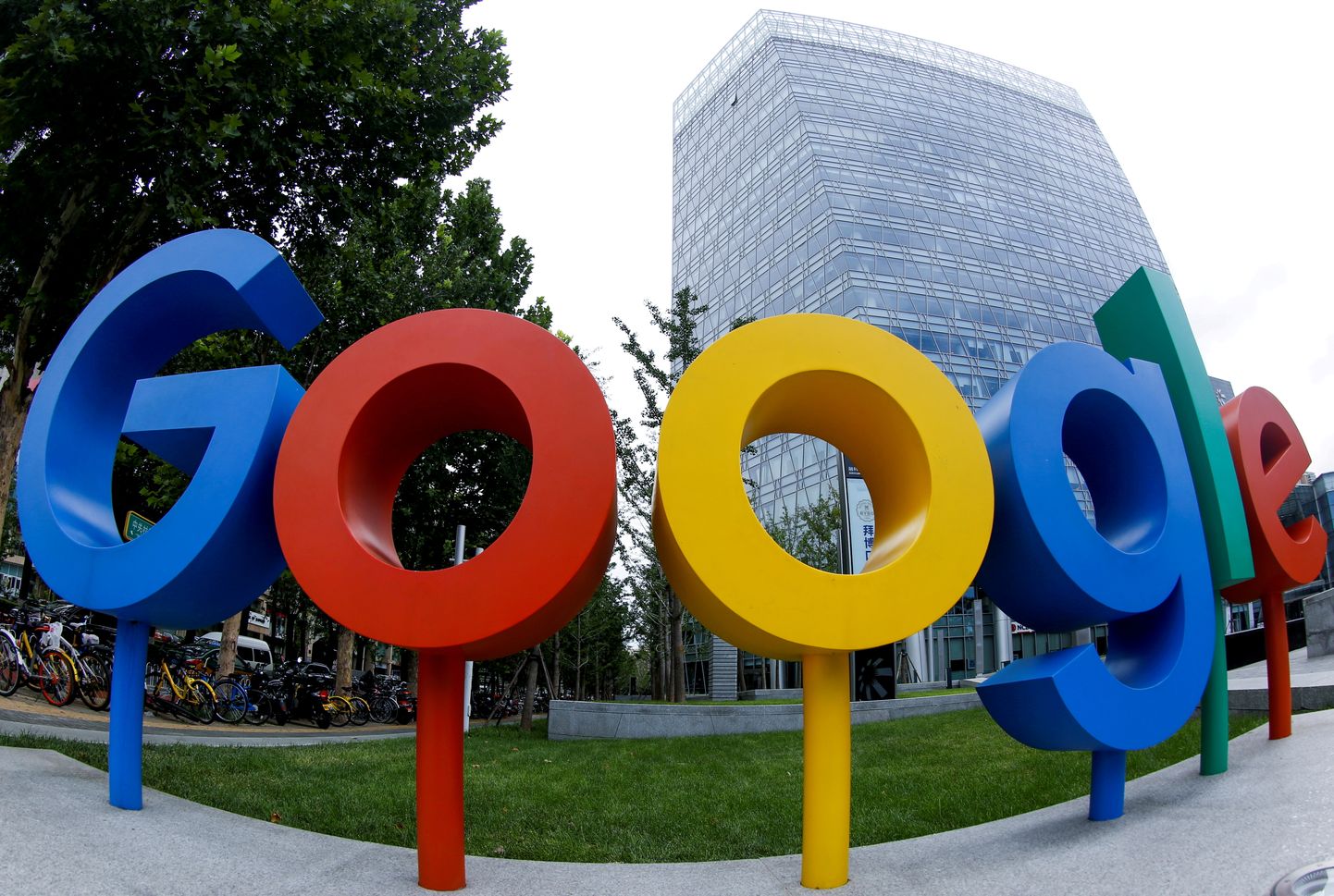 Google'i logo Pekingi kontori ees