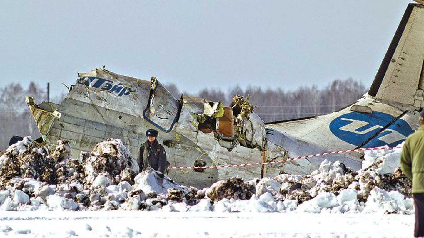 Упавший рано утром 2 апреля под Тюменью самолет авиакомпании UTair раскололся на две части.
