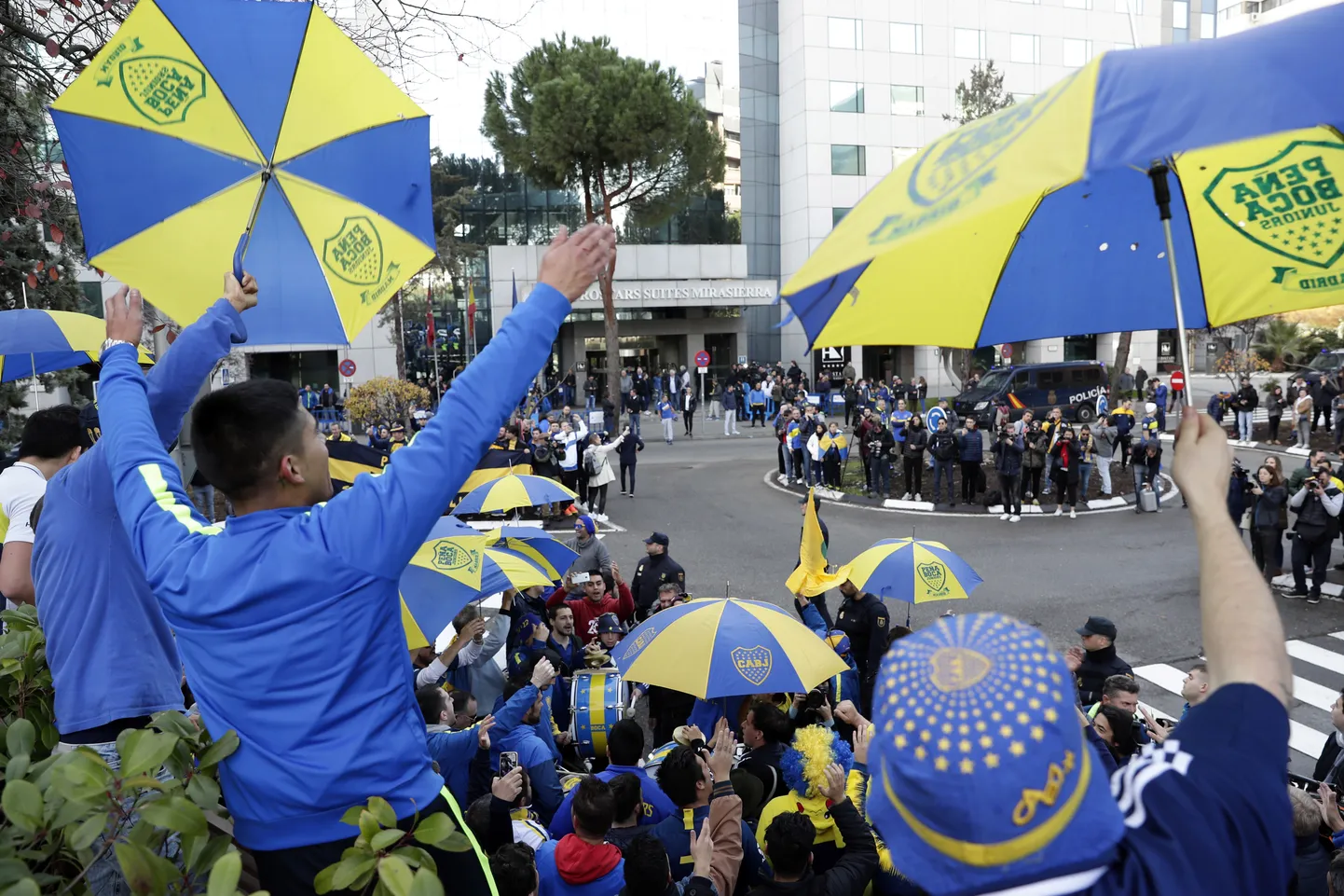 Boca Juniorsi fännid oma meeskonna hotelli ees.