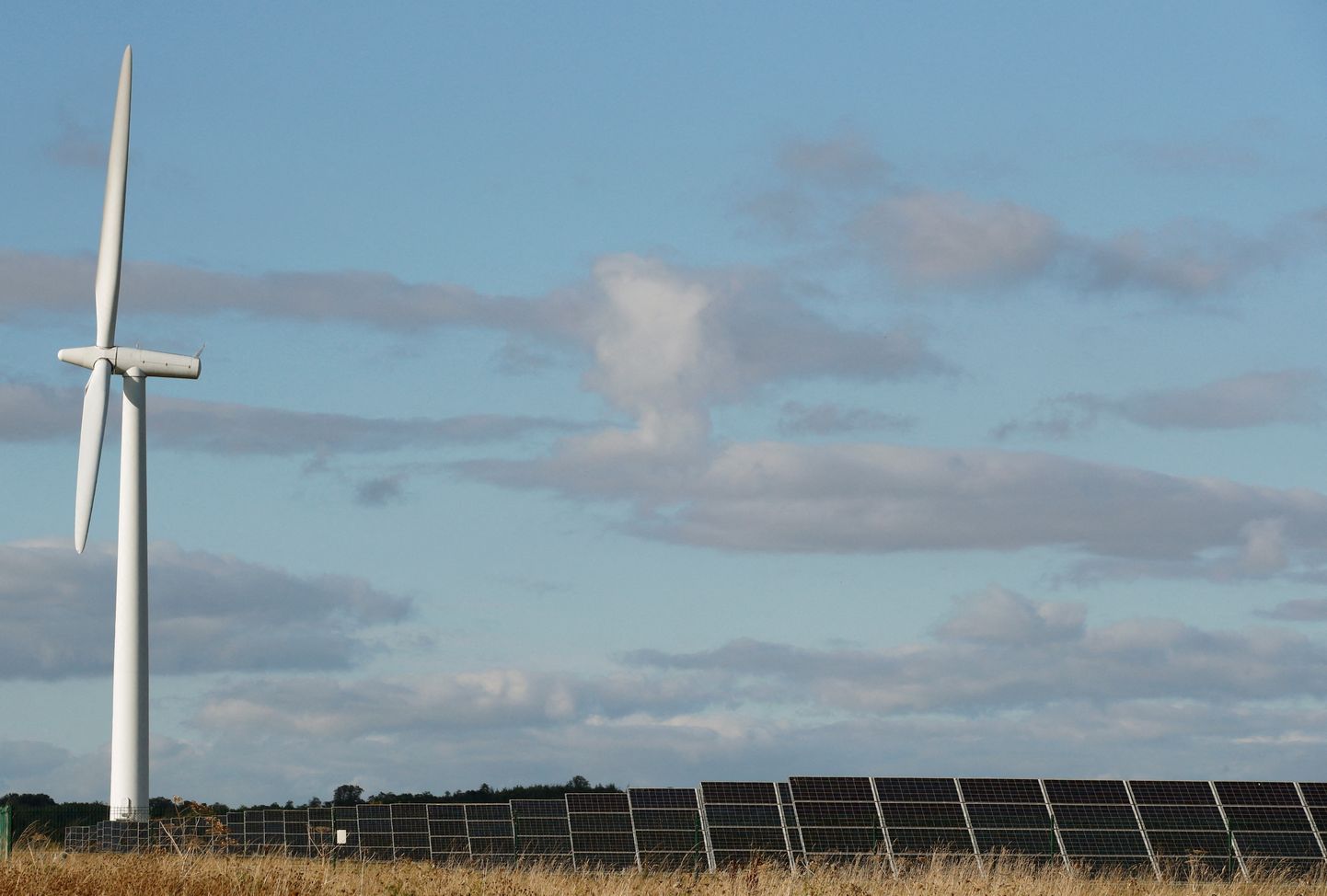 Tuule ja päikese hübriidlahendused on mujal maailmas levinud. Pildil päikesepark Ühendkuniningriigis Swindonis.