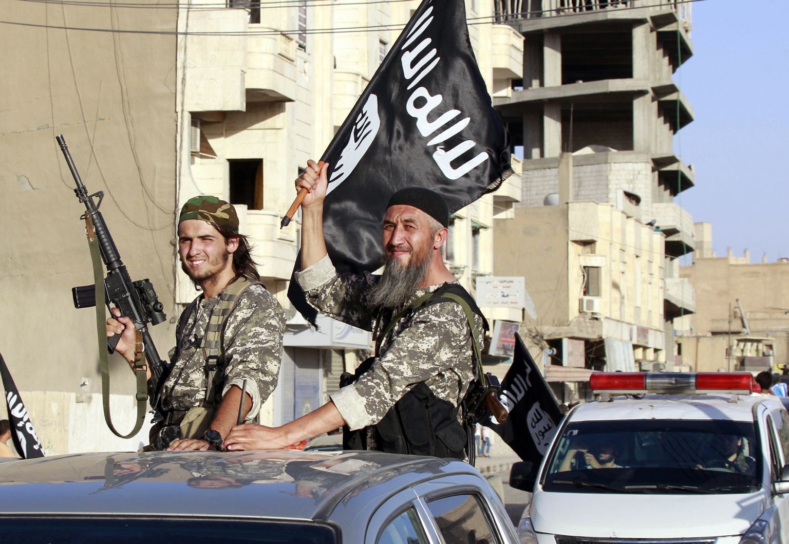 Islamiriigi võitlejad 2014. aasta juunis Süüria põhjapoolses Raqqa provintsis pärast selle vallutamist