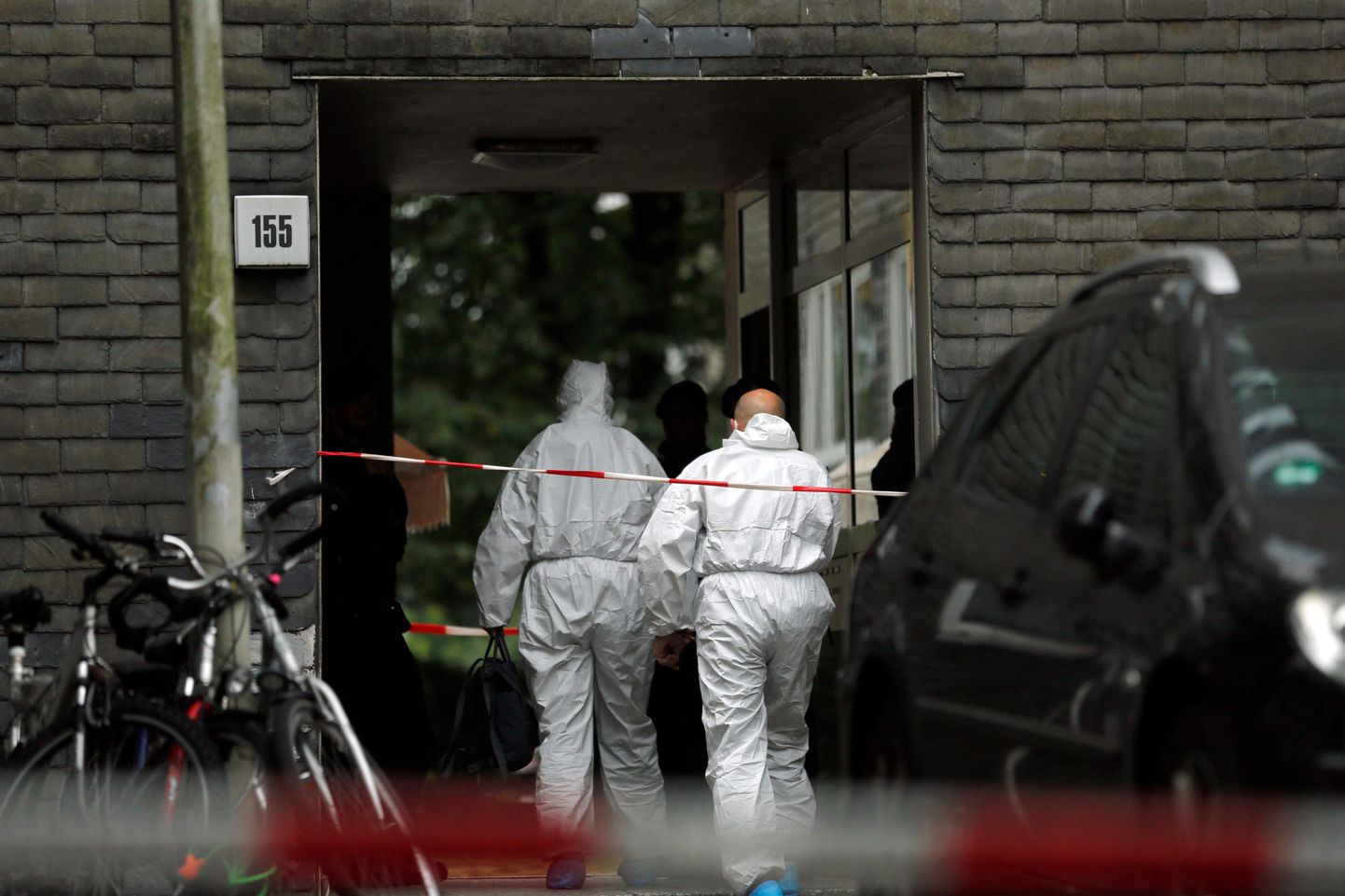 Saksa kriminalistid sisenemas Solingenis majja, mille ühest korterist leiti laste surnukehad