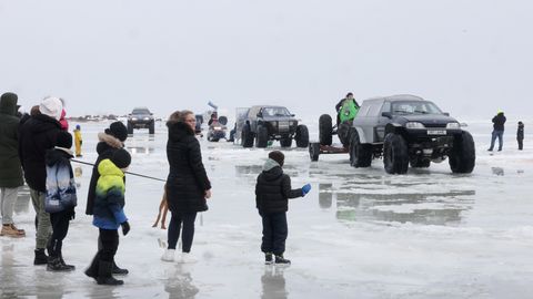 PILDID JA VIDEO ⟩ Kummijukud meelitasid sajad inimesed Kallastele