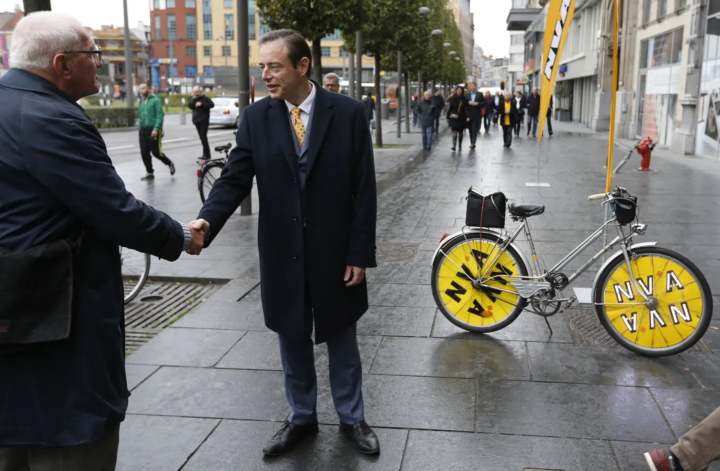 Belgia flaami rahvuslaste erakonna (N-VA) juht Bart De Wever eile Antwerpenis parteikaaslast tervitamas.