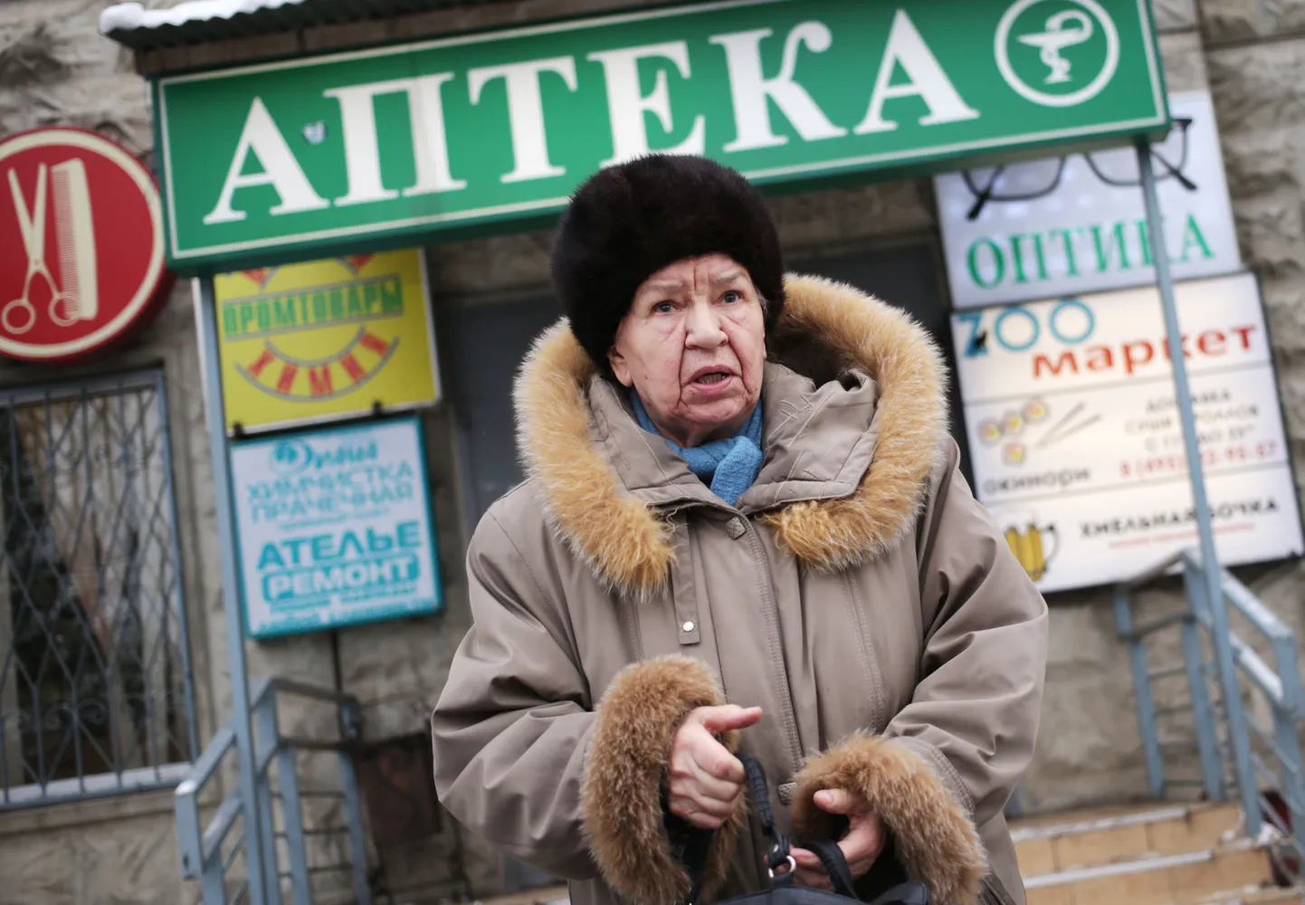 Пожилая женщина возле аптеки в Москве. Фото иллюстративное.