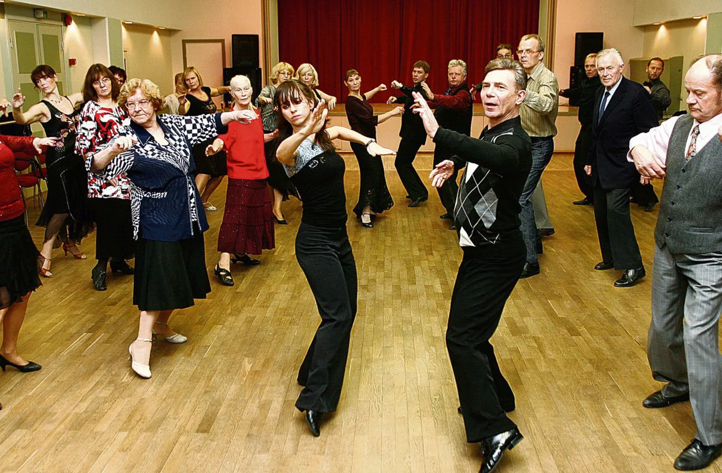 Kiire, kiire, aeglane: kogenud tantsuõpetajate Monika ja Kulno Kabrali (esiplaanil) soovitusi tango tantsimiseks võetakse kui kulda.