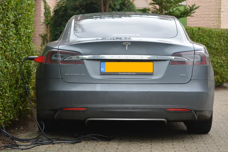 Paljude jõukate elektriauto omanike jaoks on elektriliikur küll võimalus näidata, nagu nad oleksid keskkonnasäästlikumad, kuid kokku kipub nende keskkonnajälg olema ikkagi suurem kui keskmisel sisepõlemismootoriga auto omanikul, näitas Turu ülikooli teadlaste uuring.