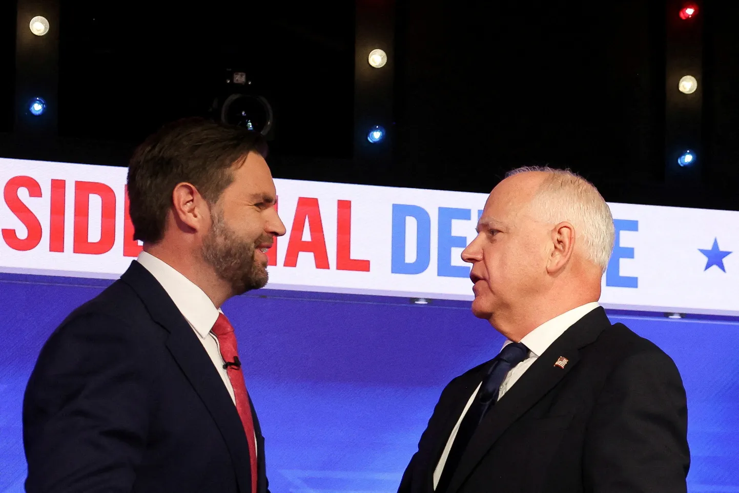 J.D. Vance ja Tim Walz enne asepresidendikandidaatide debati algust.